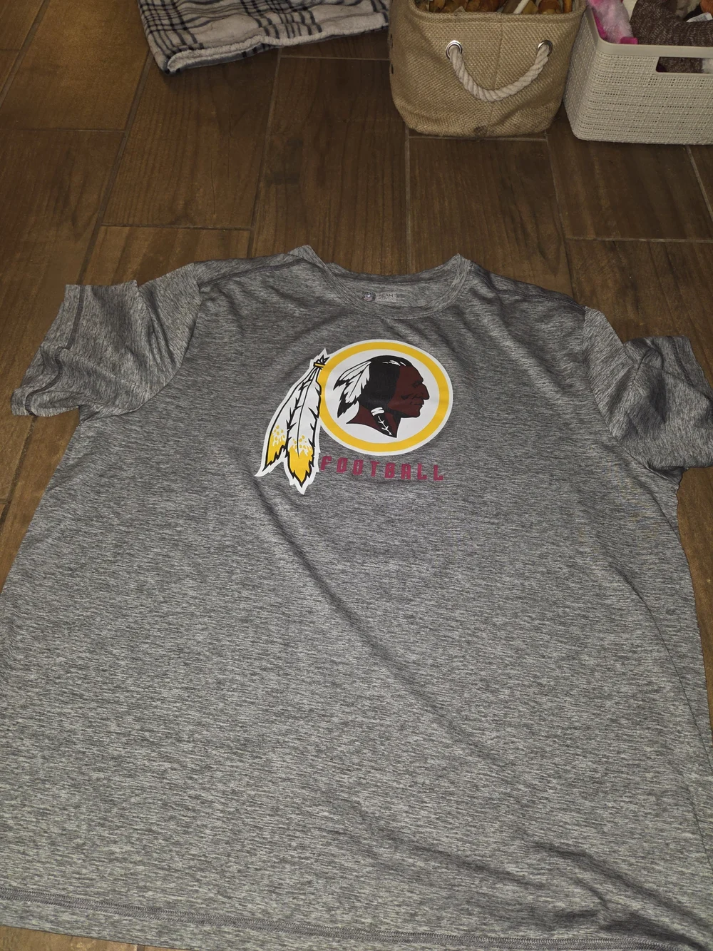 NFL Gray Short-Sleeve Tee with Yellow and Red Logo